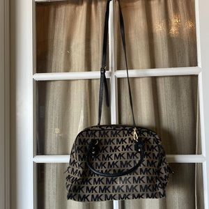 Michael Kors Crossbody large handbag with top handle. Gold hardware